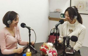 活動実績。ラジオ出演の様子